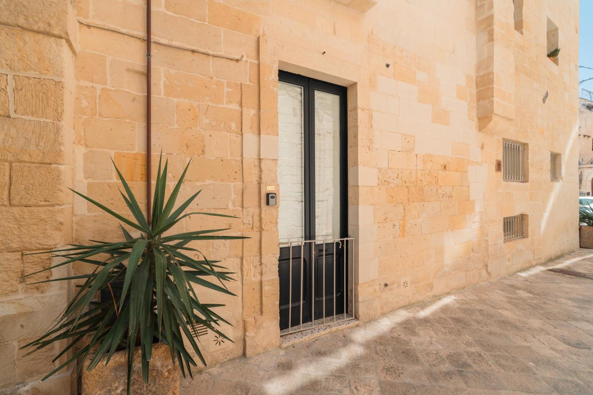 Donna Cristina Historic Apartment Lecce Exteriör bild